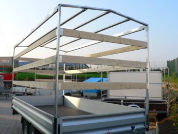 Aluminium-Anhänger mit einem Holzrahmen, der für Transportzwecke vorbereitet ist.
