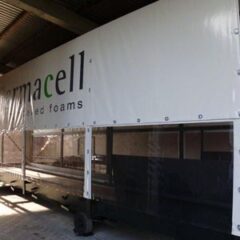 Ein Fahrzeug mit einem großen weißen Banner, das das Logo von Normacell zeigt.