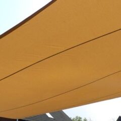 Gelbes Sonnensegel, das über einen Außenbereich gespannt ist, mit sichtbaren Nähten und einer glatten Oberfläche.