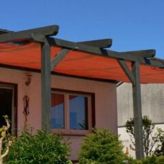 Terrassendach mit orangefarbenem Sonnenschutz und Holzrahmen an einem Wohnhaus.